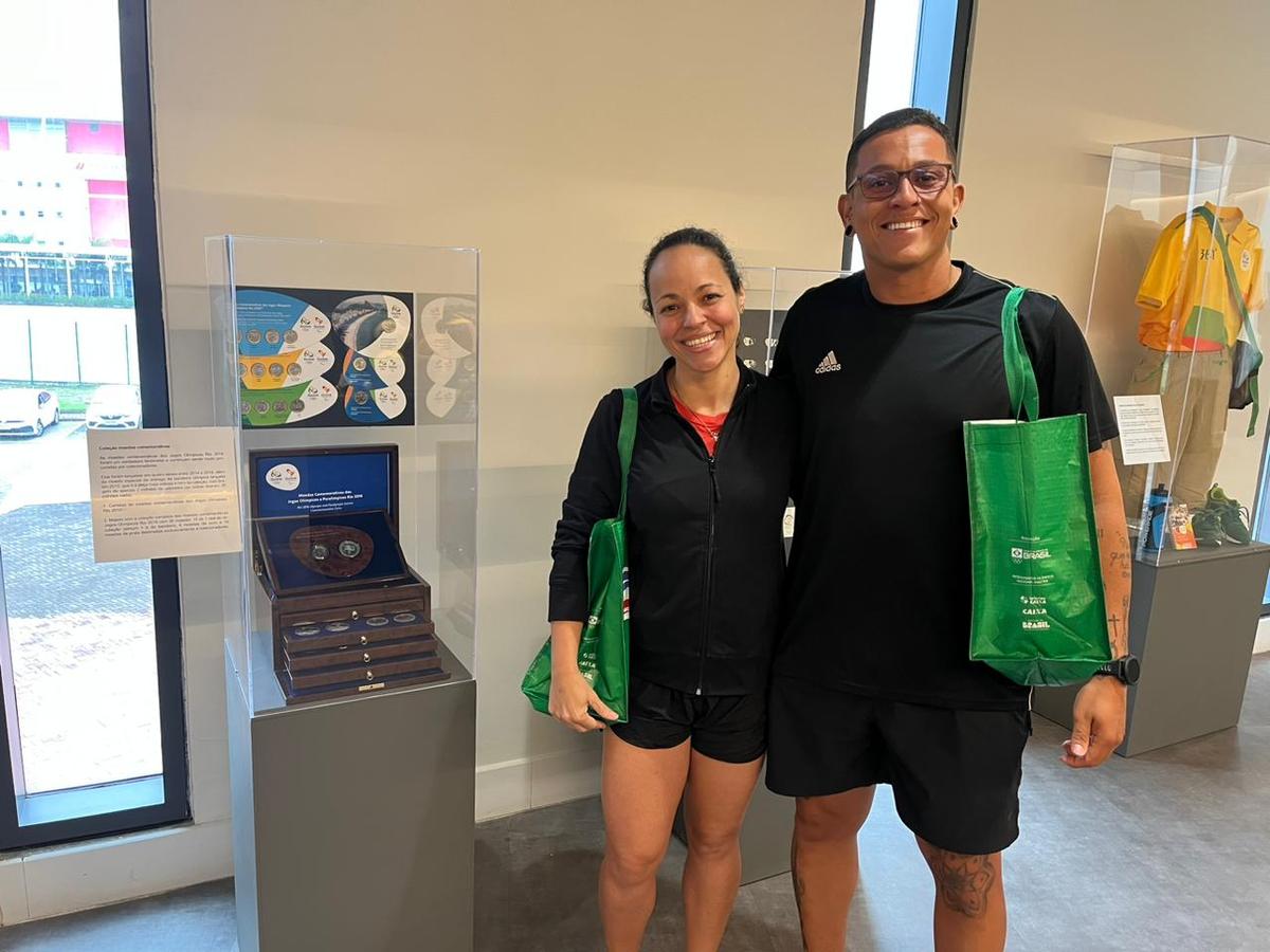 Exposição dos 10 anos da Rio 2016 desperta memória do público na entrega de kits