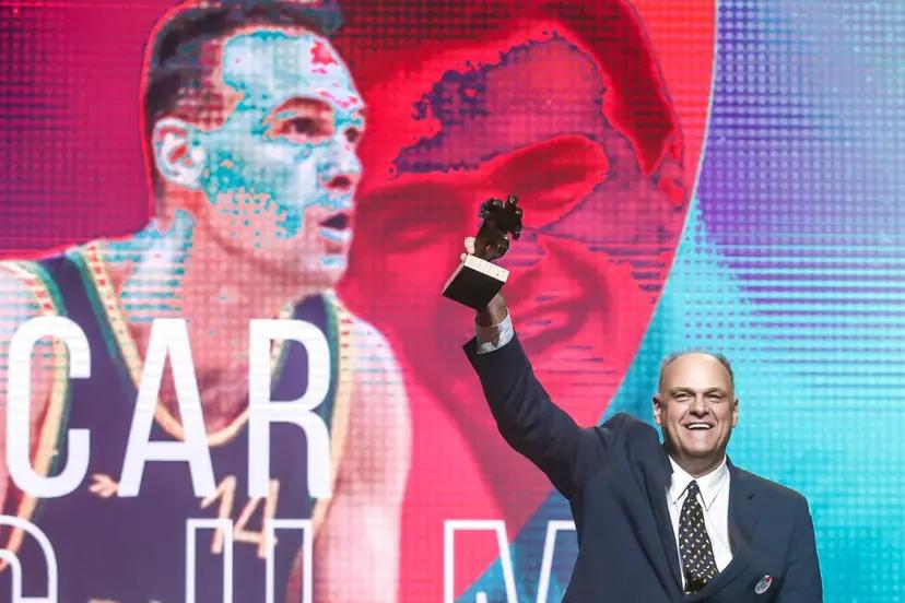 COB homenageou Oscar Schmidt em vida, celebrando seu legado para o esporte olímpico brasileiro