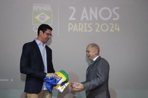 Gustavo Borges participa do Memória Olímpica e doa agasalho usado em Sydney 2000