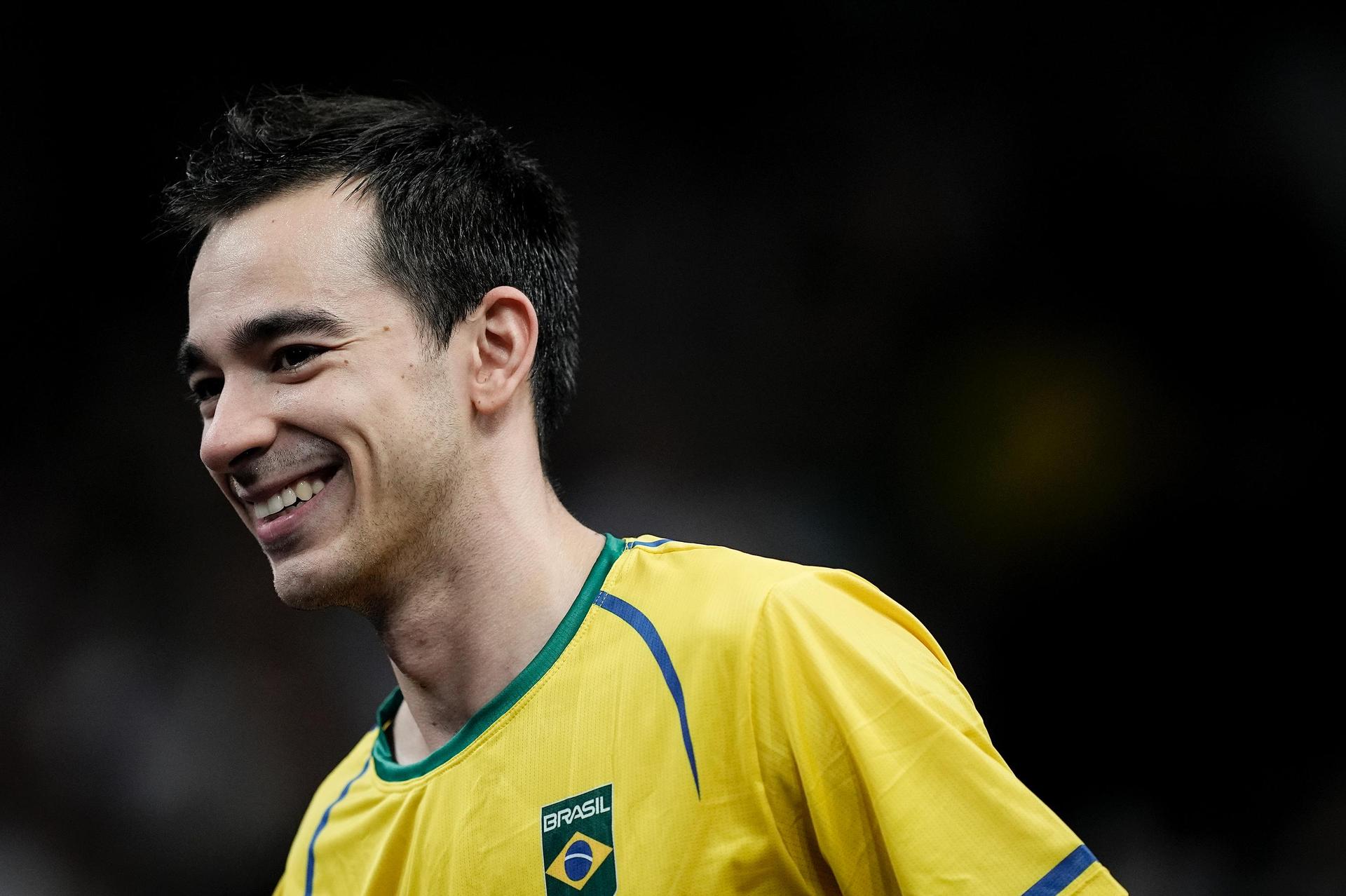 Hugo Calderano sorri durante a disputa do tênis de mesa