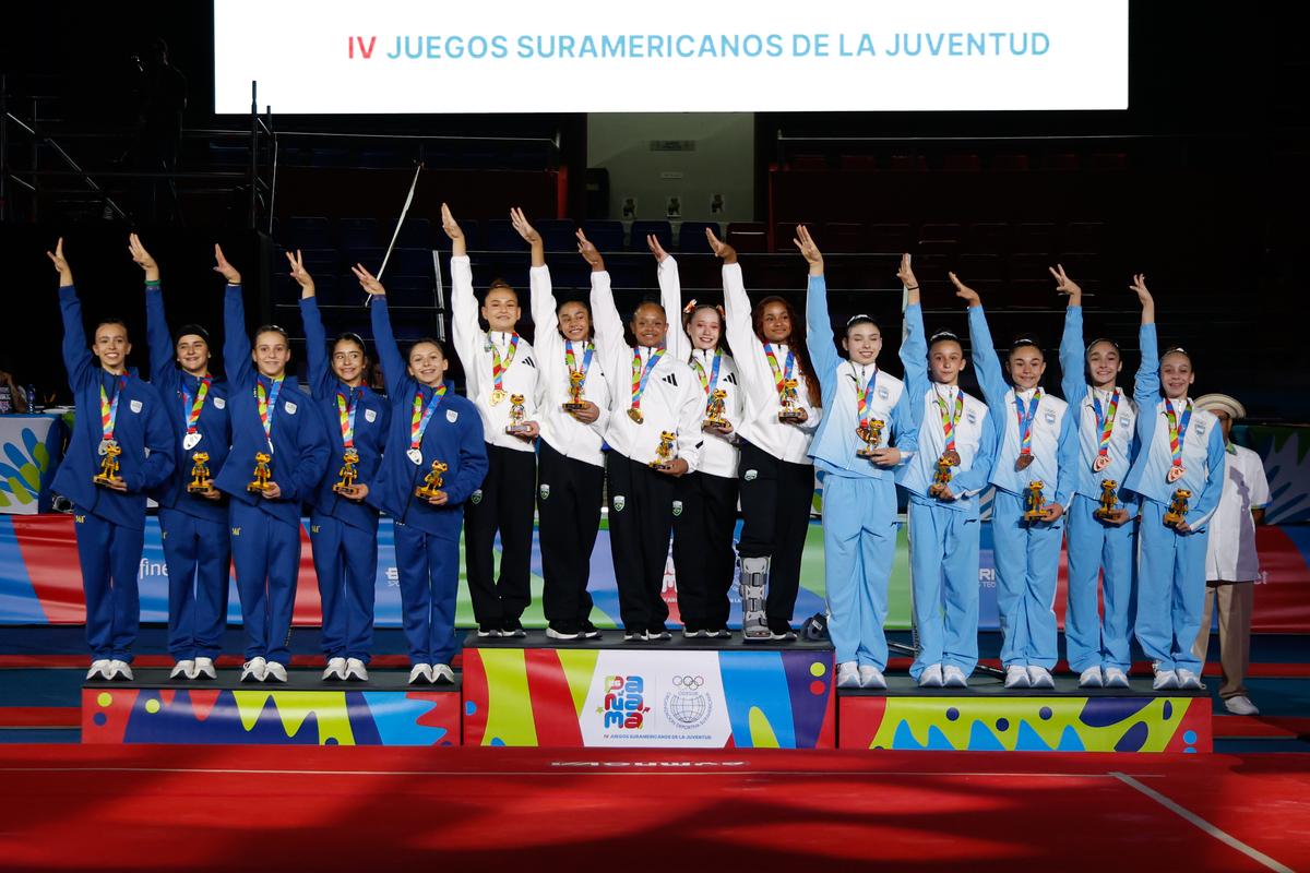 Ginastas brasileiras dedicam ouro a companheira contundida