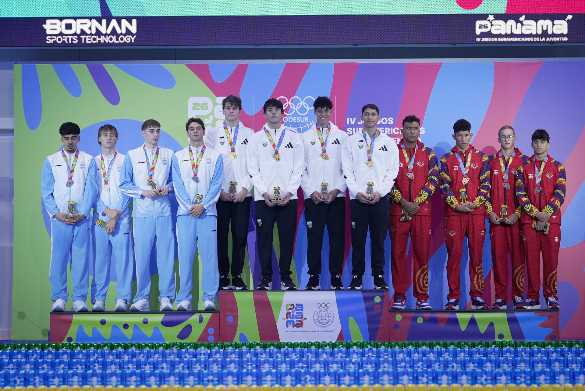 Natação masculina vence revezamento 4x100m livre