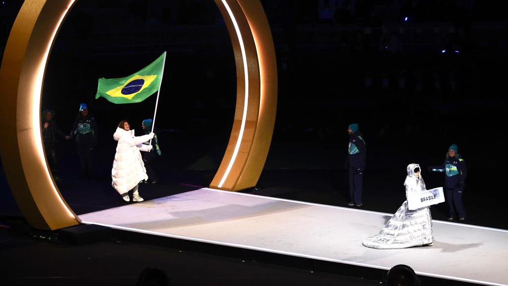 Elegante, Time Brasil desfila na Abertura de Milão-Cortina com a maior delegação da história