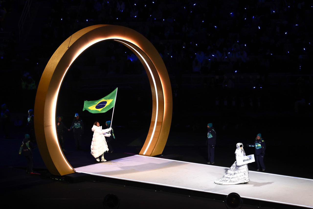 Elegante, Time Brasil desfila na Abertura de Milão-Cortina com a maior delegação da história