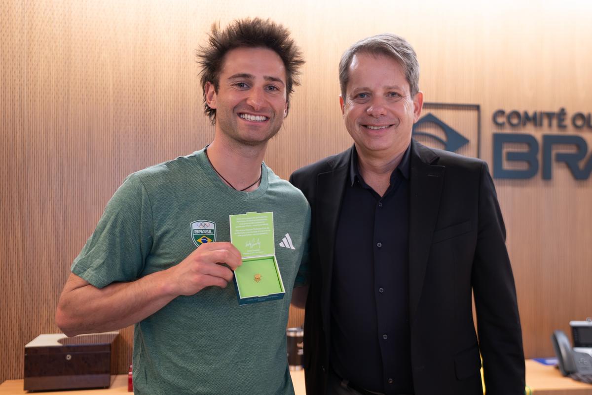 Pat Burgener visita sede do COB e recebe pin olímpico do presidente Marco La Porta