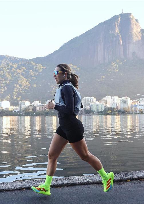 Camilla Brunetta, corredora e DJ, comanda o som durante a Corrida Time Brasil 2026