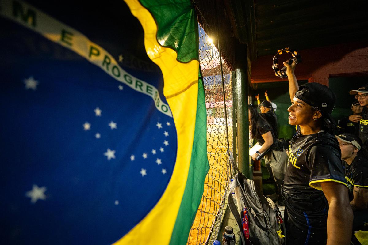 Onigiri, pandeiro e grito de guerra: Brasil conquista primeiras vitórias no softbol em Santa Fé 2026 