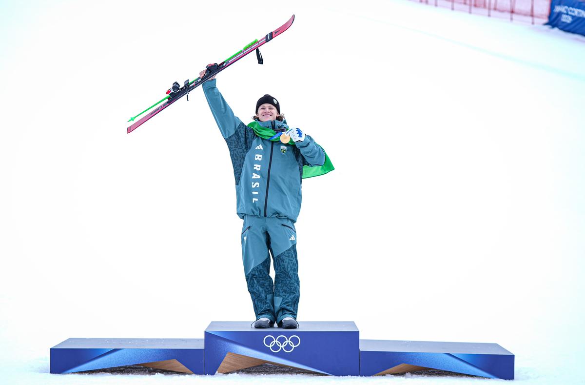 Lucas Pinheiro Braathen no pódio olímpico de Milão-Cortina 2026. Foto: Rafael Bello/COB Lucas Pinheiro Braathen é ouro para o Brasil em Milão-Cortina 2026