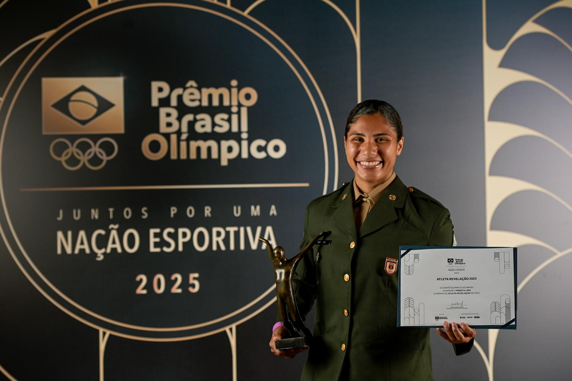 Rebeca Lima premiada como Atleta Revelação. Foto: Alexandre Loureiro/COB