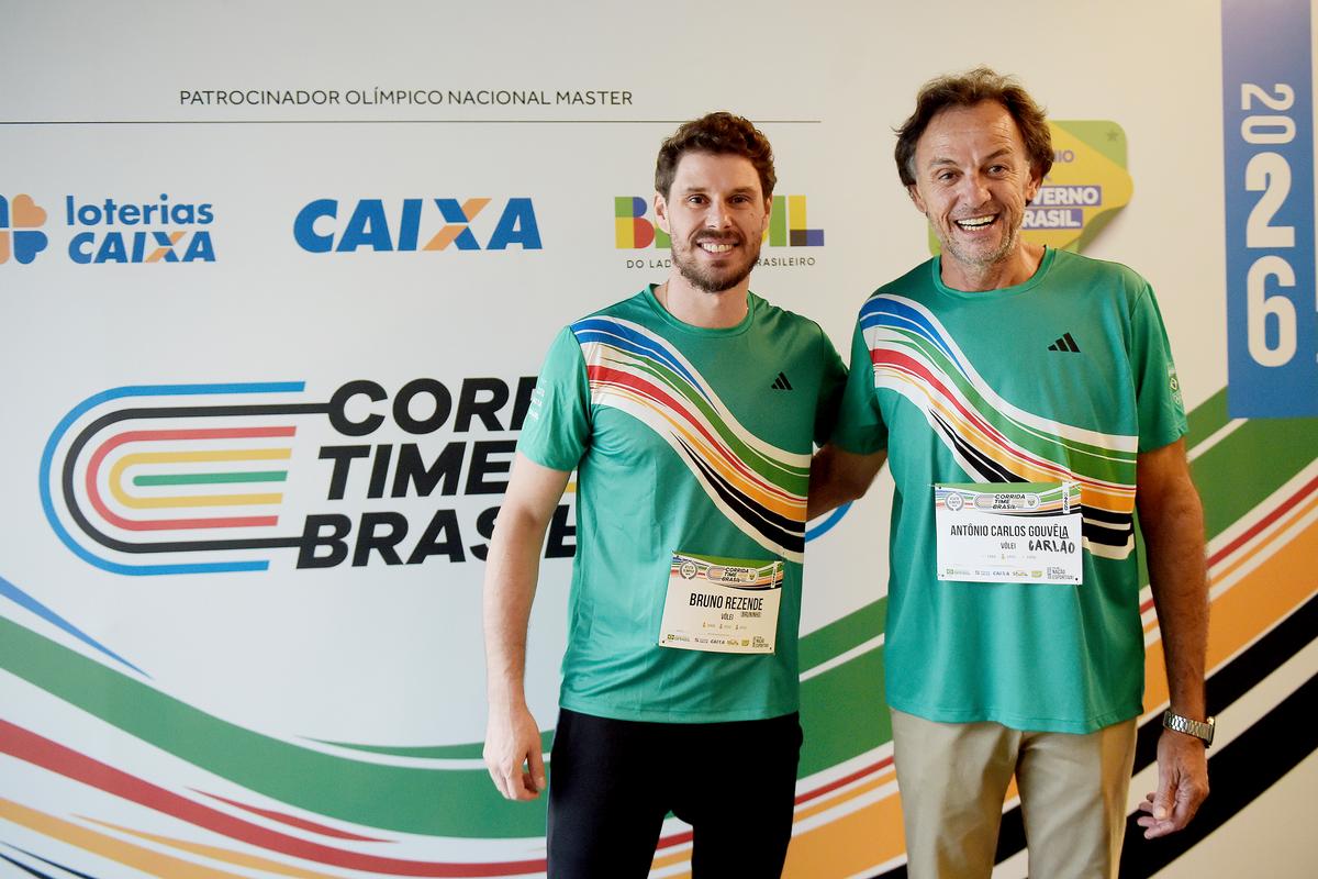 Foto: Alexandre Loureiro/ COB Carlão e Bruninho, capitães de ouro da seleção brasileira de vôlei, se reencontram na entrega dos kits da Corrida Time Brasil