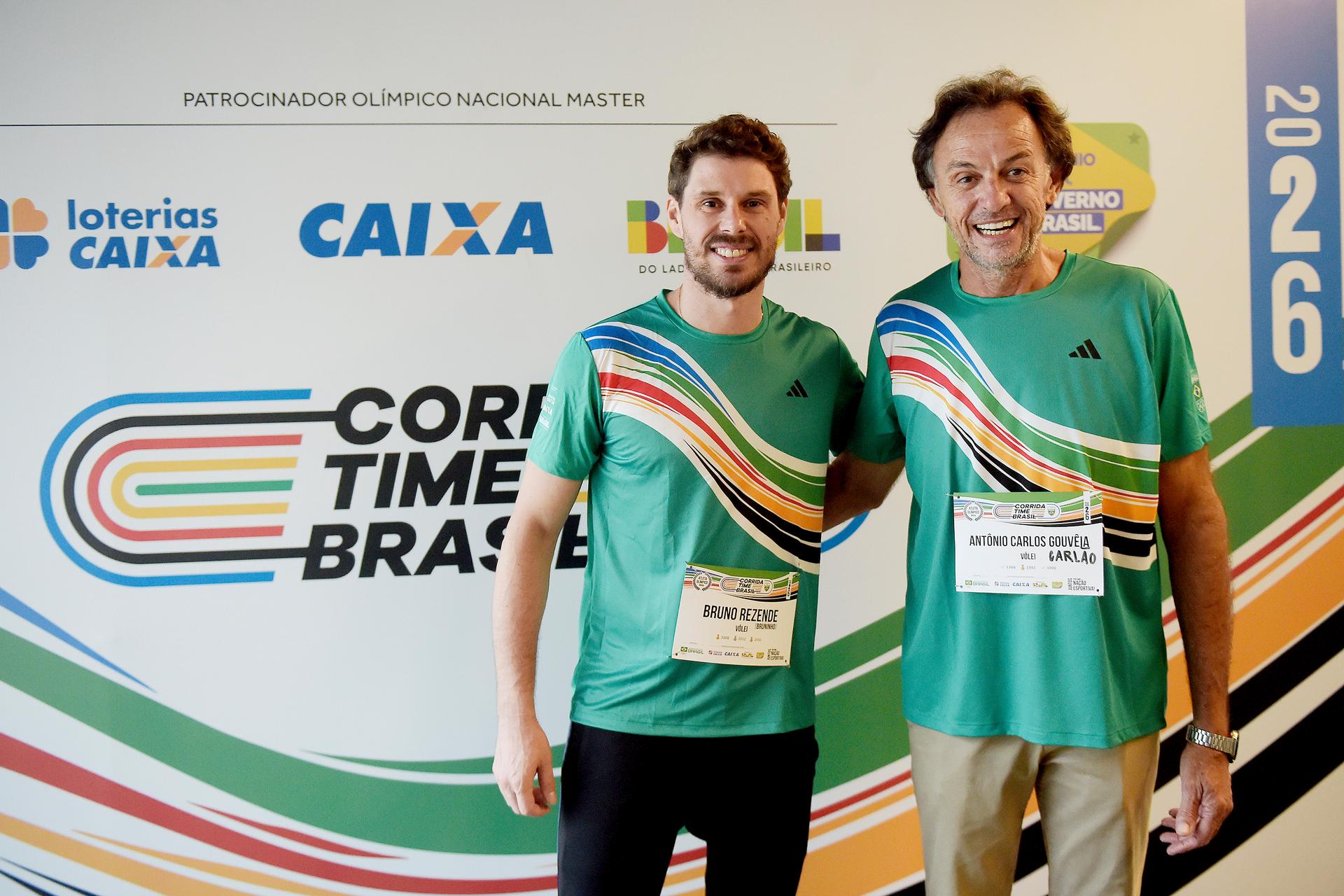Foto: Alexandre Loureiro/ COB Carlão e Bruninho, capitães de ouro da seleção brasileira de vôlei, se reencontram na entrega dos kits da Corrida Time Brasil
