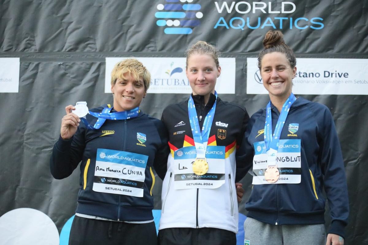 Ana Marcela Cunha e Viviane Jungblut no pódio. Foto: World Aquatics