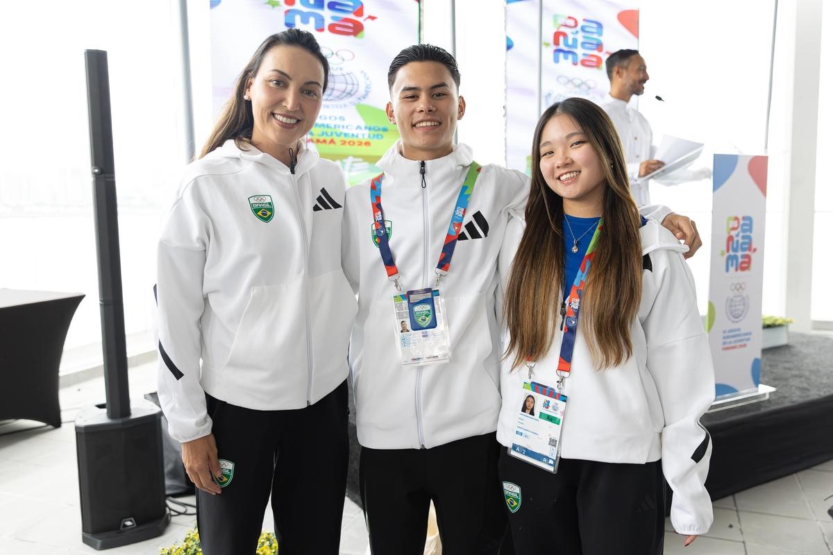 Atletas do Time Brasil Luka Nishikawa e Lana Ozeki foram acompanhados pela chefe de missão do COB no Panamá, Poliana Okimoto. Foto: Léo Barrilari/COB