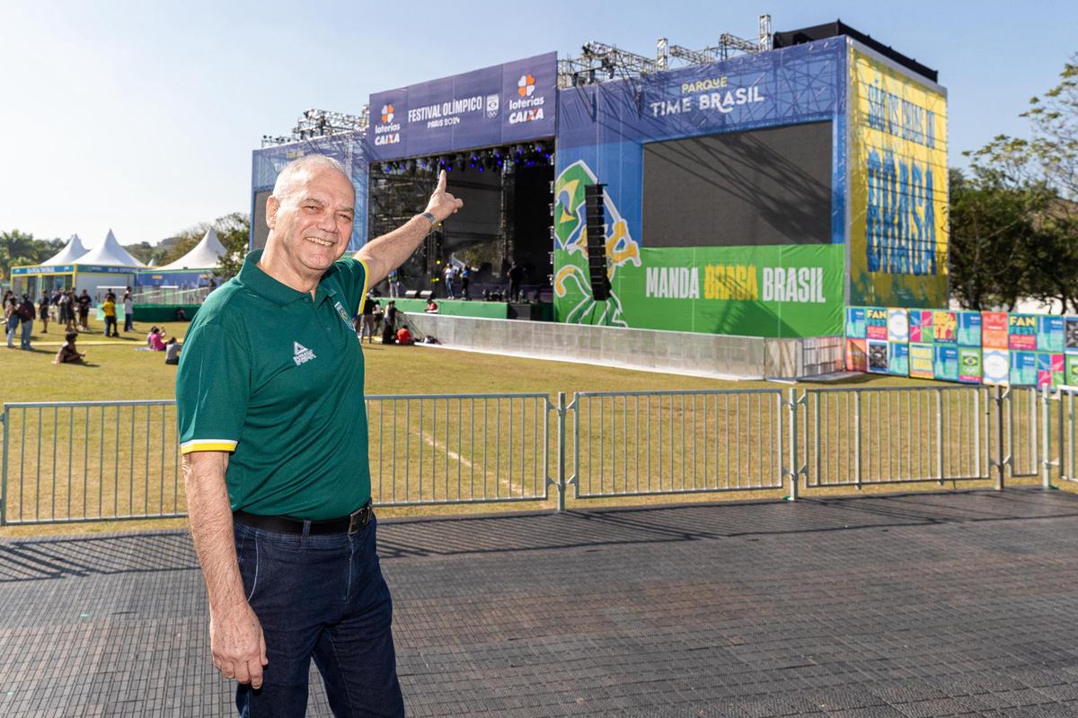 Presidente do COB aponta para o palco no Parque Olímpico Time Brasil