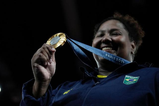 Beatriz Souza recebe a medalha de ouro - Foto: Alexandre Loureiro/COB. Beatriz Souza