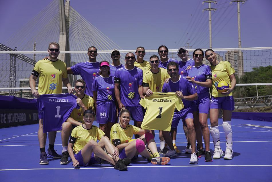 Lendas do vôlei se enfrentam em balsa sobre o Rio Pinheiros no primeiro evento da COB Expo