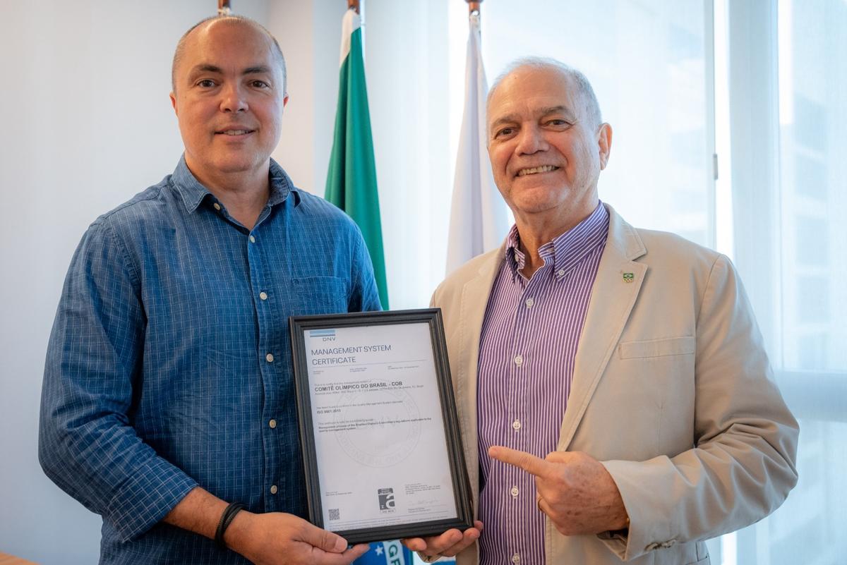 Presidente Paulo Wanderley e diretor-geral Rogério Sampaio com o certificado ISO 9001. Foto: Rafael Bello/COB