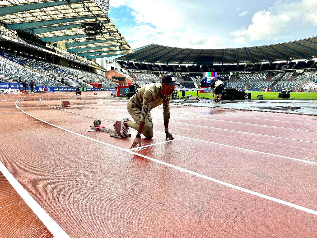 Alison dos Santos, o Piu, treina na pista da final da Diamond League, em Bruxelas