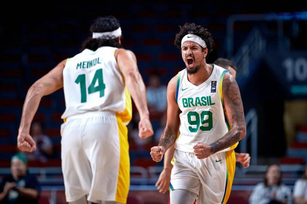 Jogadores de basquete do Brasil vibram durante partida